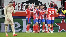 Hrá�i madridského Atlétika slaví gól proti Salcburku.