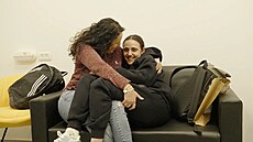 Propu�t�ná izraelská rukojmí Romi Gonenová je objímána svou matkou. (19. ledna...