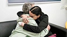 Propu�t�ná britsko-izraelská rukojmí Emily Damariová objímá svou matku Mandy....