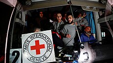 Osvobození palestintí vzni jedou v autobuse na Západním behu Jordánu. (20....