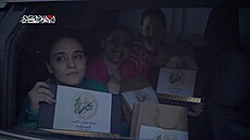 Rukojmí Emily Damariová, Romi Gonenová a Doron Steinbrecherová p�ed odjezdem z...