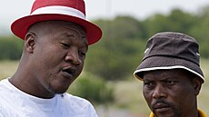 Mzwandile Mkwayi a Mandla Charles, kte�í strávili t�i dny dobrovolnou prací,...
