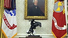 Záb�r z Oválné pracovny, kde Donald Trump krátce po inauguraci podepsal první...
