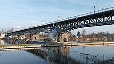 Historický silni�ní most p�es Labe je v t�sné blízkosti �elezni�ní stanice Roudnice nad Labem.