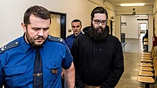 Obalovaný Jií Lobotka pichází do jednací sín Krajského soudu v Ústí nad...
