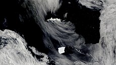 Ledovec, známý jako A23a (uprost�ed), viditelný na satelitu NASA Aqua, který...