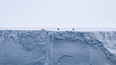 Nejv�t�í ledovec na sv�t� - ledovec A23a, v Atlantickém oceánu. (5. února 2024)