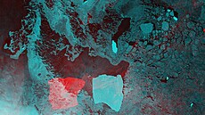 Satelitní snímek zobrazující pohyb nejv�t�ího ledovce na sv�t�, známého jako...