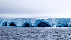 Nejv�t�í ledovec na sv�t� - ledovec A23a, v Atlantickém oceánu. (1. ledna 2020)