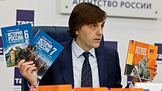 Ruský ministr �kolství Sergej Kravcov se ú�astní prezentace nových �kolních...