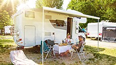 Kempování se mezi turisty tím ím dál vtí oblib. Ilustraní snímek