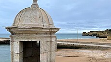 Lagos. Hned za portugalskou pevností st�e�ící vstup do p�ístavu za�ínají...