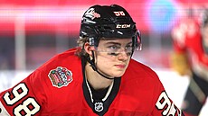 Chicagský talentovaný útoník Connor Bedard (98) bhem utkání Winter Classic