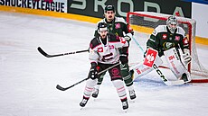 eský útoník David Tomáek z Färjestadu (v zeleném) ped vlastním brankovitm...