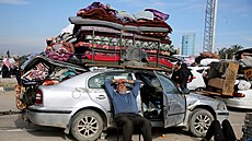 Palestinci �ekají, a� se budou moci vrátit do svých domov� na severu Gazy poté,...