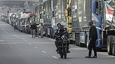 Lidé procházejí kolem kamion� s humanitární pomocí na parkovi�ti v egyptské...