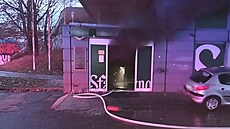 Úto�ník zapálil bar na autobusovém nádra�í ve Zlín�, kdy� do n�j hodil neznámý...