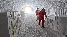 Vrtání a vyzvedávání ledu zabralo zabralo v�dc�m 200 dní. Metrové válce ledu...