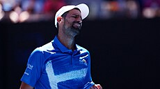 Utrápený výraz srbského tenisty Novaka Djokovi�e v semifinále Australian Open