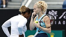 Kate�ina Siniaková (vpravo) a Ameri�anka Taylor Townsendová se domlouvají b�hem...