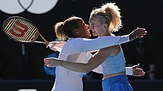 Kate�ina Siniaková s Ameri�ankou Taylor Townsendovou slaví zisk deblového...
