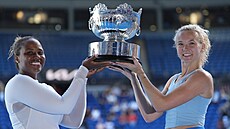 Kate�ina Siniaková a Ameri�anka Taylor Townsendová pózují s trofejí pro vít�zky...