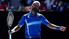 Srbský tenista Novak Djokovi� se roz�iluje v semifinále Australian Open.