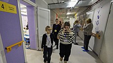 Ukrajintí studenti navtvují novou podzemní kolu v Charkov na Ukrajin v...