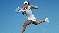 Polská tenistka Iga �wiateková hraje forhend v osmifinále Australian Open.