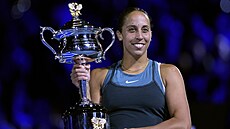 Americká tenistka Madison Keysová pózuje s trofejí pro �ampionku Australian...