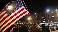 Lidé �ekající p�ed centrálním vazebním za�ízením ve Washingtonu poté, co...