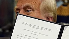Prezident Donald Trump podepsal v Oválné pracovn� Bílého domu ve Washingtonu...