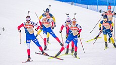 NEOHRO�ENÝ VLAK. �e�tí biatlonisté za�ali objí�d�t tra� p�i tréninku dohromady....