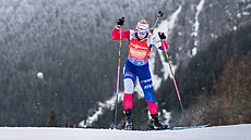 Lucie Charvátová polyká metry na trati �tafety v Anterselv�.