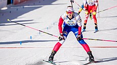 Lucie Charvátová p�ijí�dí do cíle stíhacího závodu na 28. míst�.