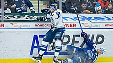 Michal Gula�i padá v souboji u mantinelu s Michalem Bulí�em.