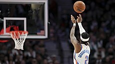 Shai Gilgeous-Alexander st�ílí v utkání s Portlandem.