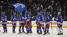 Hokejisté New York Rangers se radují z vít�zství nad Philadelphií.