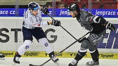 Plze�ský úto�ník Jan Schleiss se sna�í prosadit v utkání s Karlovými Vary.