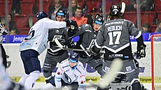 Závar p�ed karlovarskou brankou v derby s Plzní.