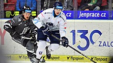 Plze�ský úto�ník Ond�ej Rohlík s pukem, za ním se blí�í Tarmo Reunanen.