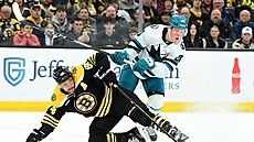 eský útoník David Pastrák bojuje o puk s Fabianem Zetterlundem.