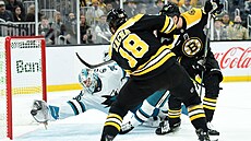 Pavel Zacha ve velké �anci nep�ekonává ruského branká�e Askarova.