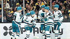 Radost hokejist� San Jose po gólu proti Bostonu.