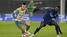 Phil Foden (vlevo) se sna�í odpoutat od Nuna Mendese.