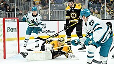 Joonas Korpisalo se marn� sna�í zasáhnout proti rán� Fabiana Zetterlunda.