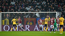 Po rán� Lautara Martíneze kon�í mí� ve spar�anské síti.