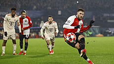 Santiago Giménez prom��uje penaltu proti Bayernu Mnichov.