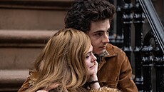 Elle Fanningová a Timothée Chalamet p�i ve filmu Bob Dylan: Úpln� neznámý
