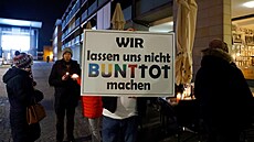 Transparent s nápisem �Nenecháme se zabít� na protestní akci po útoku Afghánce...